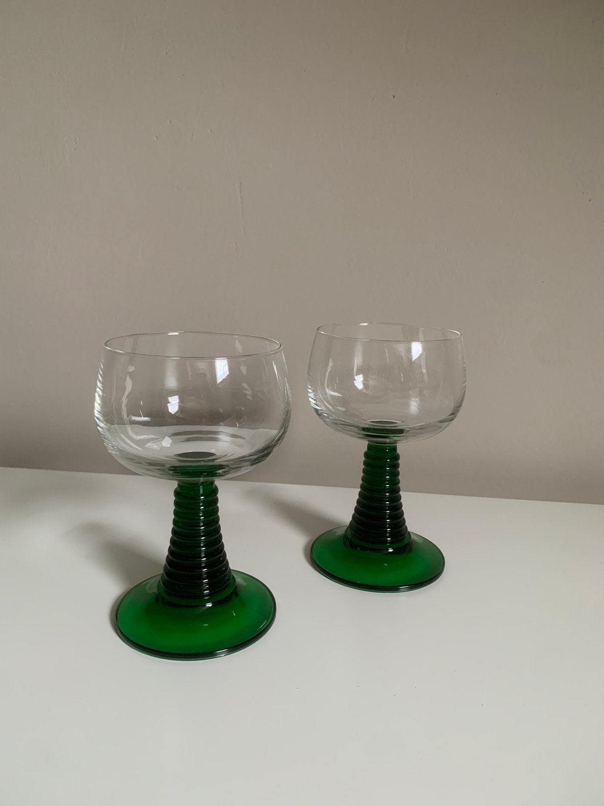 Vintage wijnglazen met groene ribbelvoet, Ophalen of Verzenden, Zo goed als nieuw