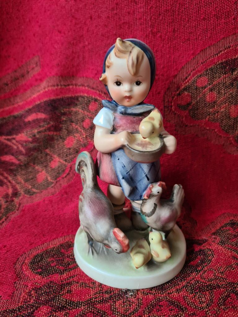 Grote Goebel Hummel 14 cm meisje met kuikens met bijenmerk, Ophalen of Verzenden