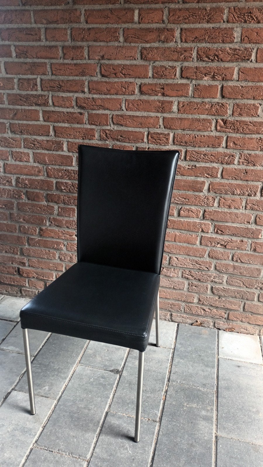 Zwarte eetkamerstoelen met metalen poten, Huis en Inrichting, Stoelen, Gebruikt, Eén, Leer, Metaal, Zwart, Ophalen
