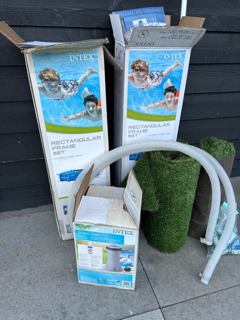 2 Intex Zwembaden waarvan 1 nog nieuw in doos met Filterpomp, Tuin en Terras, Ophalen, Zo goed als nieuw, Opzetzwembad, 200 tot 400 cm