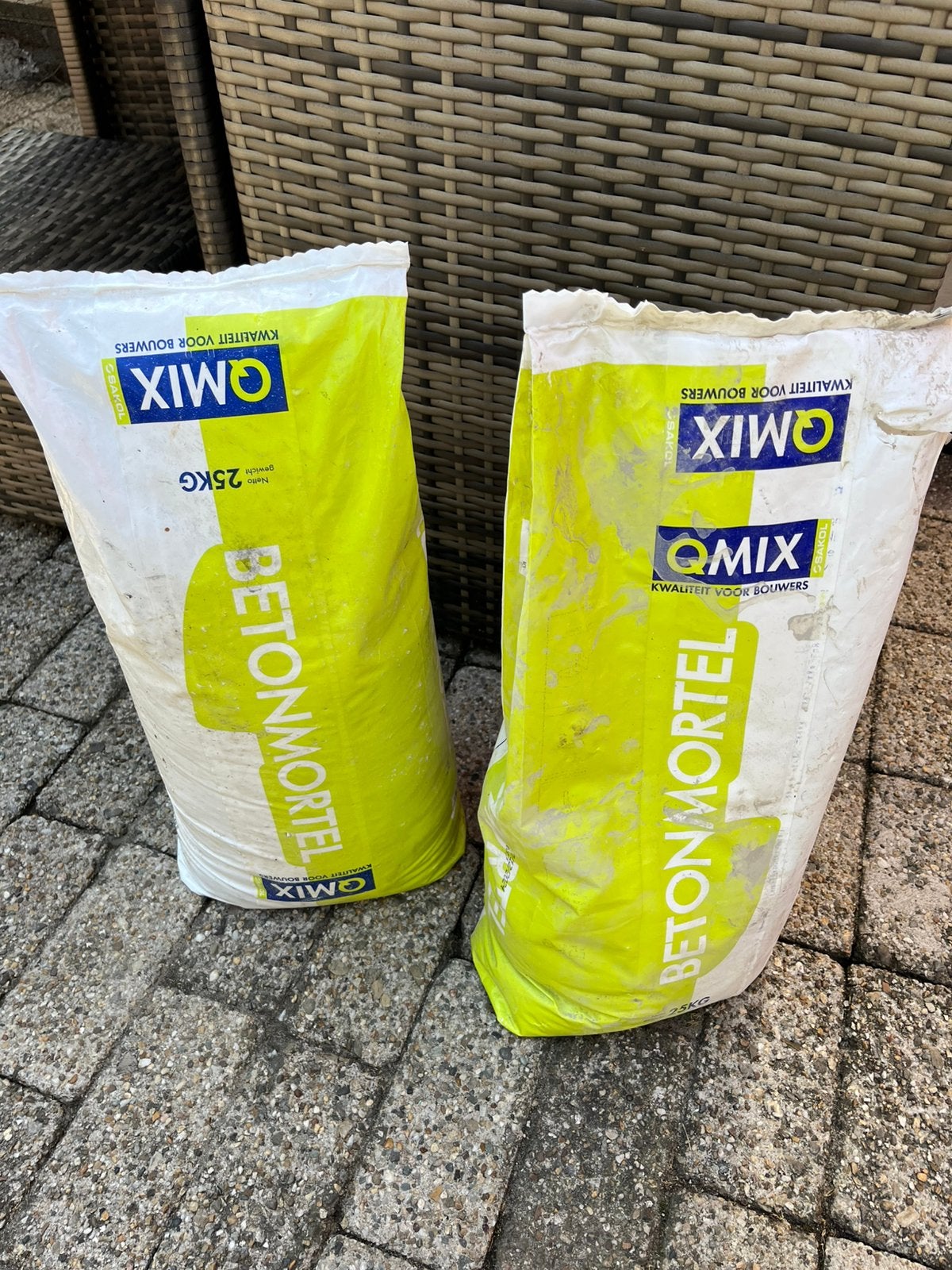 Beton 1 volle zak 1 halve zak, Doe-het-zelf en Verbouw, Metselstenen, Ophalen, Zo goed als nieuw, Beton