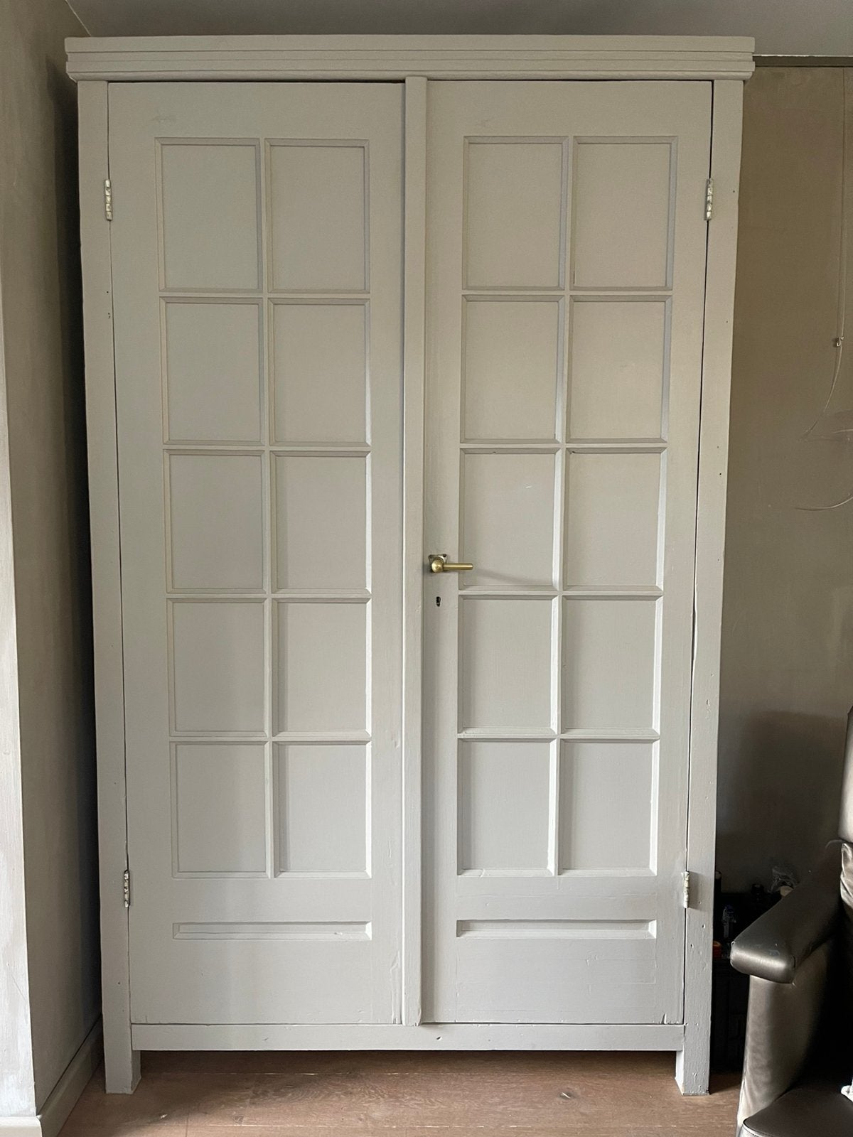 Kast in grijze kleur met legplanken, Ophalen