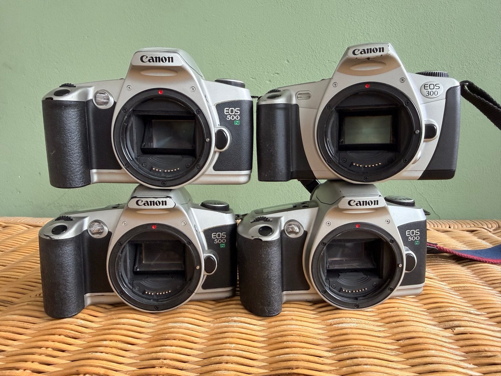 4x Canon analoge body's: 3x 500n, 1x 300 met strap, Audio, Tv en Foto, Fotocamera's Analoog, Ophalen of Verzenden, Gebruikt, Spiegelreflex