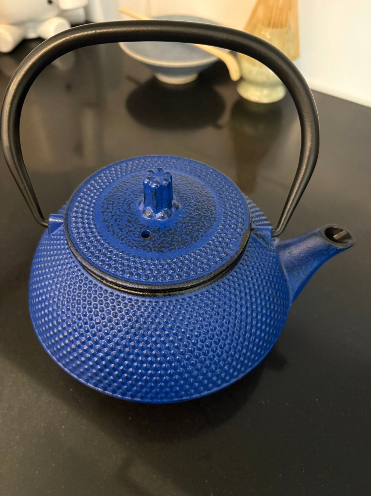 Japanse gietijzeren theepot / blauw met filter – z.g.a.n., Overige materialen, Overige typen, Ophalen of Verzenden, Zo goed als nieuw