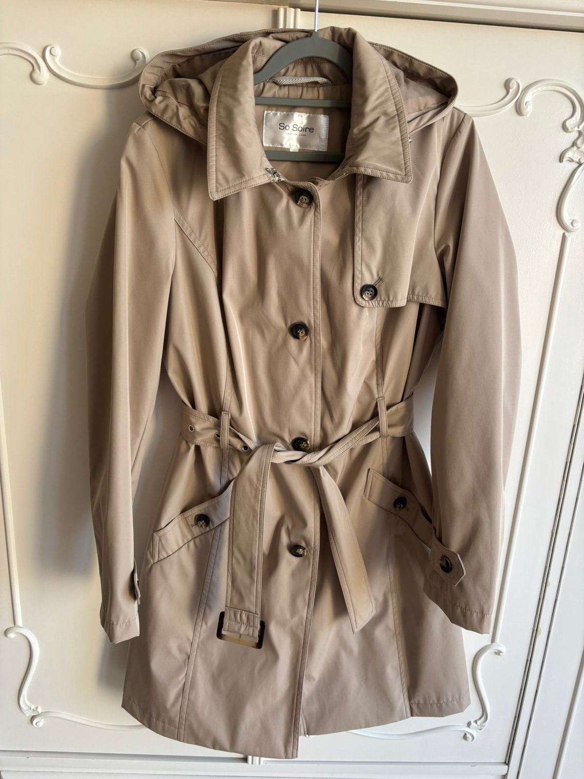 Nieuw beige trenchcoat jas merk SO SOIRE maat 38, Maat 38/40 (M), So Soire, Beige, Nieuw