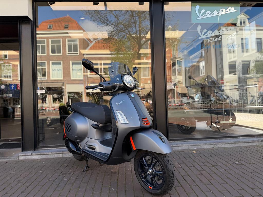 Vespa GTS 300 SuperSport HPE Euro 5 | 2024 | MATGRIJS | 5124, Gedempte oude gracht 112
2011GW  Haarlem, NL, Scooter, Vespa, 278 cc
