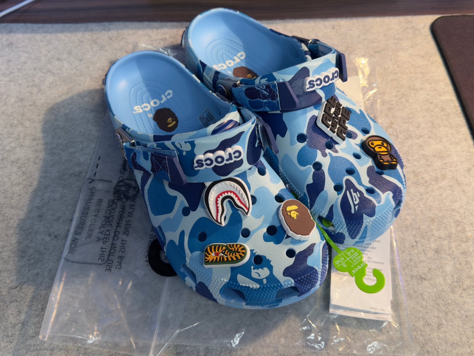 BAPE x Crocs Blue Camo – Nieuw – Maat 41/42, Ophalen of Verzenden, Nieuw, Blauw, Slippers