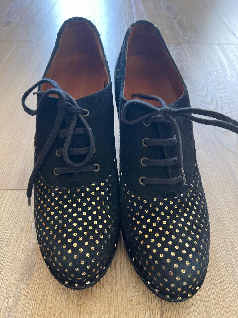 Chie mihara pumps, Kleding | Dames, Pumps, Zwart, Ophalen of Verzenden, Zo goed als nieuw