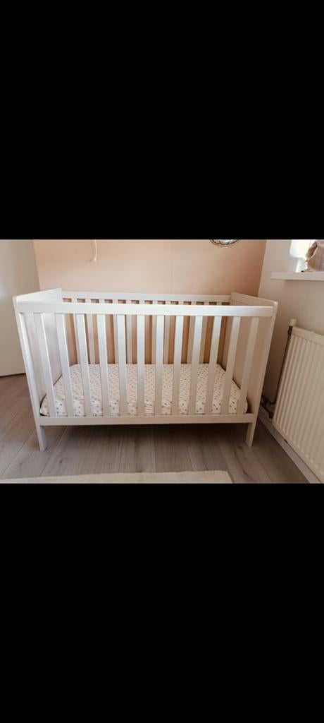 Wit babybedje met matras en lattenbodem, Zo goed als nieuw, Minder dan 140 cm, Minder dan 70 cm, Ophalen