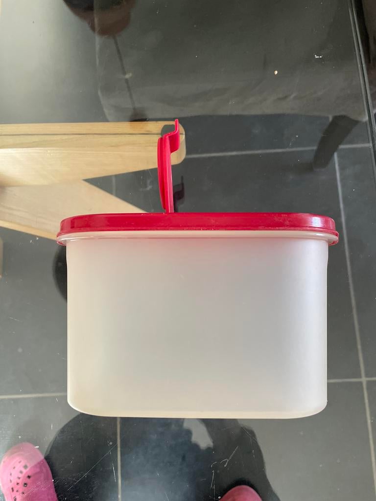 Tupperware ruimtespaarder met klepje met rood deksel, Huis en Inrichting, Keuken | Tupperware, Ophalen of Verzenden, Gebruikt