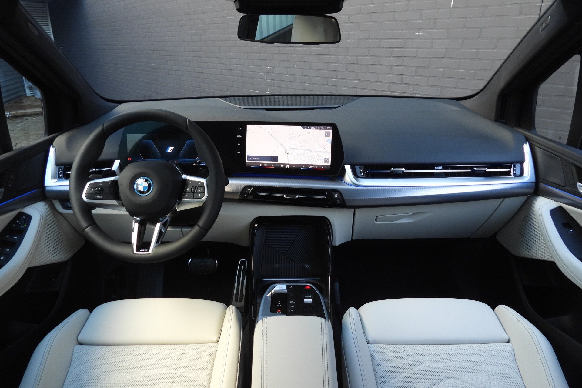 BMW 2 Serie Active Tourer 225e xDrive M Sport Automaat / Spo, Auto's, Automaat, Dealer onderhouden, 1800 kg, Zwart