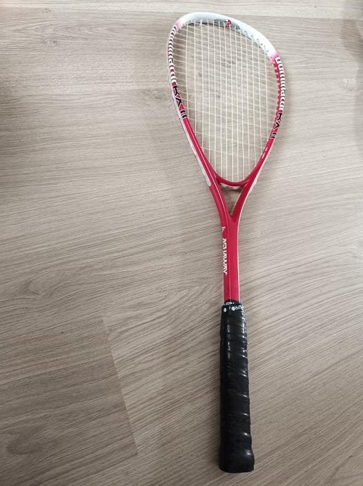 Ashaway Dominator rx 2 squashracket met nieuwe grip, Sport en Fitness, Squash, Ophalen of Verzenden, Zo goed als nieuw