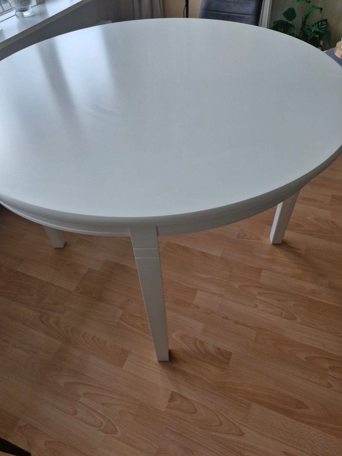 Eettafel (wit) van Jysk (zo goed als nieuw), Huis en Inrichting, Ophalen, Zo goed als nieuw, Rond, 50 tot 100 cm