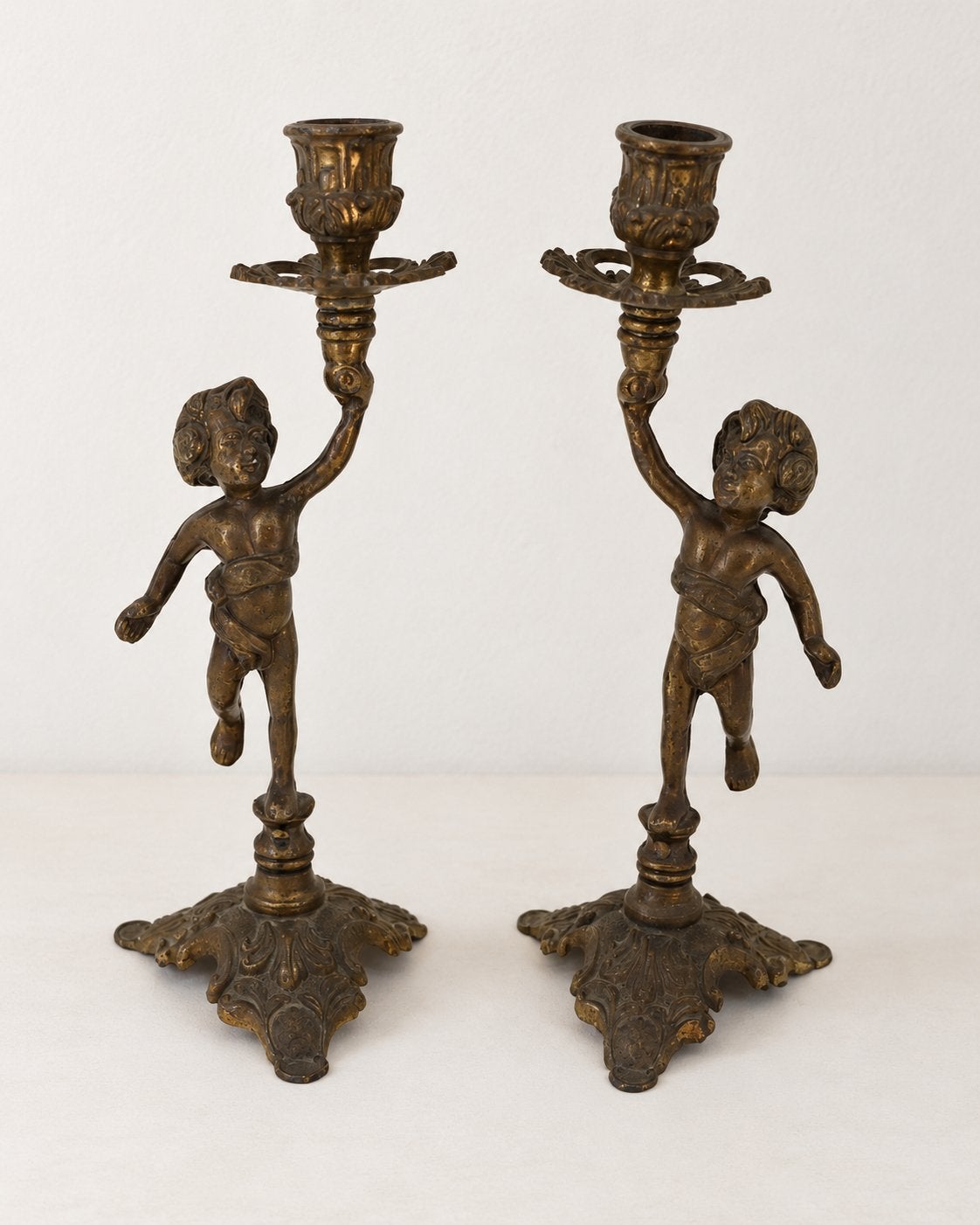 Set van 2 sierlijke kandelaars met putti – €30, Ophalen of Verzenden, Koper of Brons
