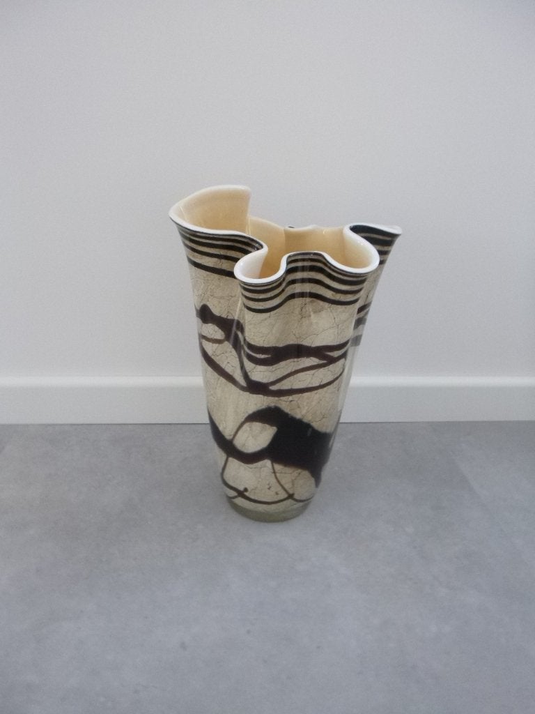 glazen vaas, ecru/bruin golvende bovenzijde, hoog 36 cm zgan, Bruin, Ophalen of Verzenden, 36 cm, Glas