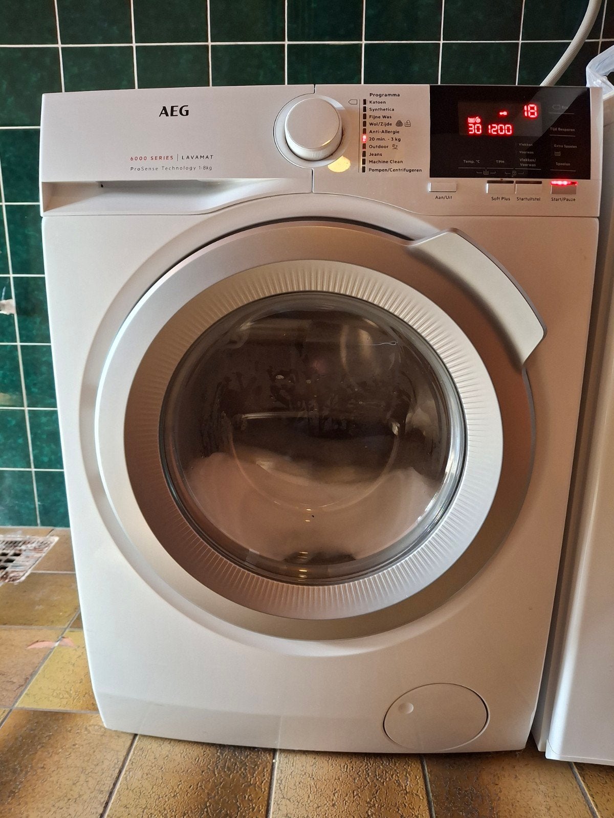 Wasmachine AEG Lavamat 6000 Serie, Ophalen, Zo goed als nieuw, Voorlader, 85 tot 90 cm