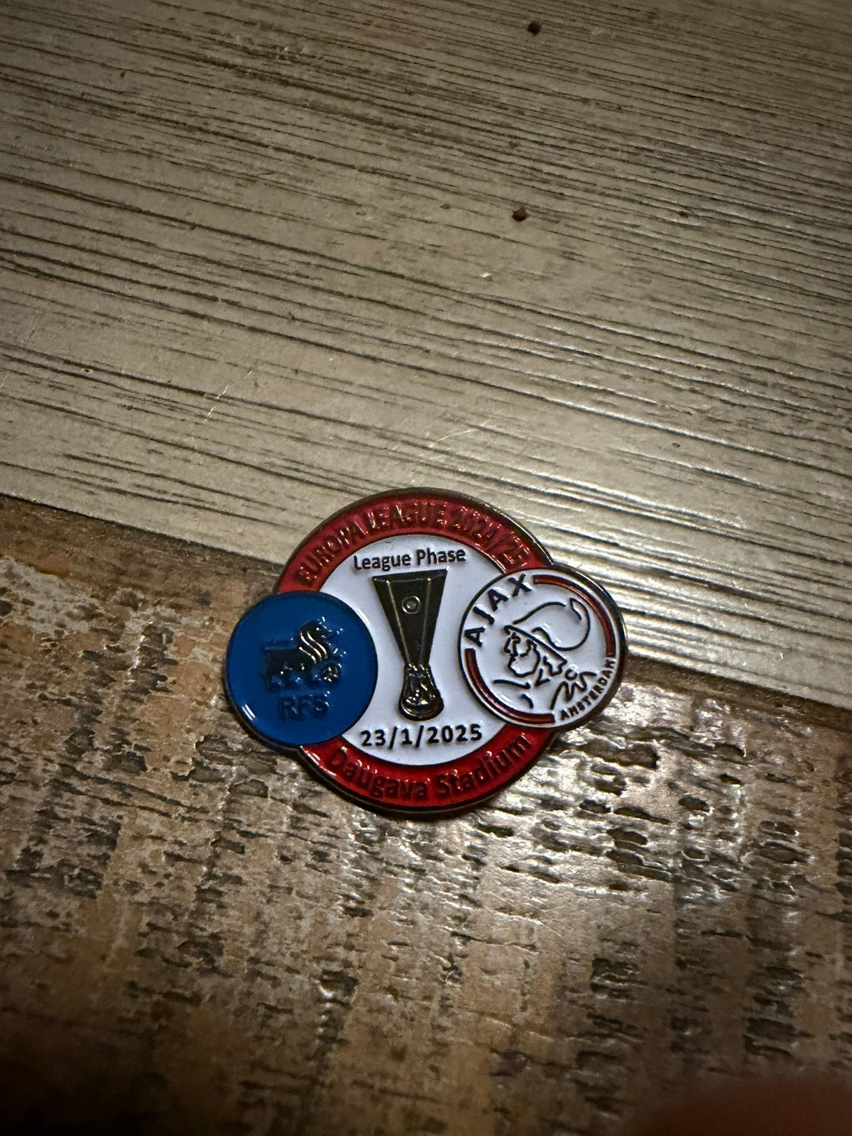 Voetbal pin Riga-Ajax 2025, Ophalen of Verzenden, Zo goed als nieuw, Sport
