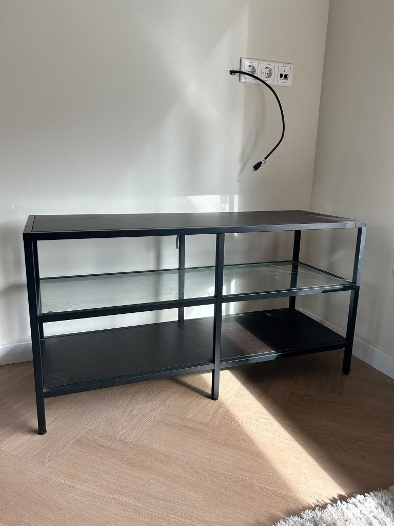 IKEA VITTSJÖ tv-meubel zwart/bruin met glazen blad – 100 cm, Ophalen, 50 tot 100 cm, Zo goed als nieuw, Overige houtsoorten