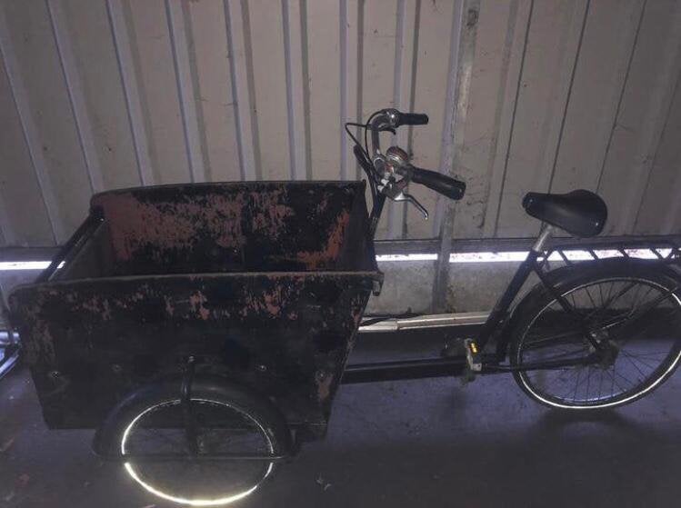 Babboe bakfiets met slag in rechter voorband, Ophalen, Zo goed als nieuw
