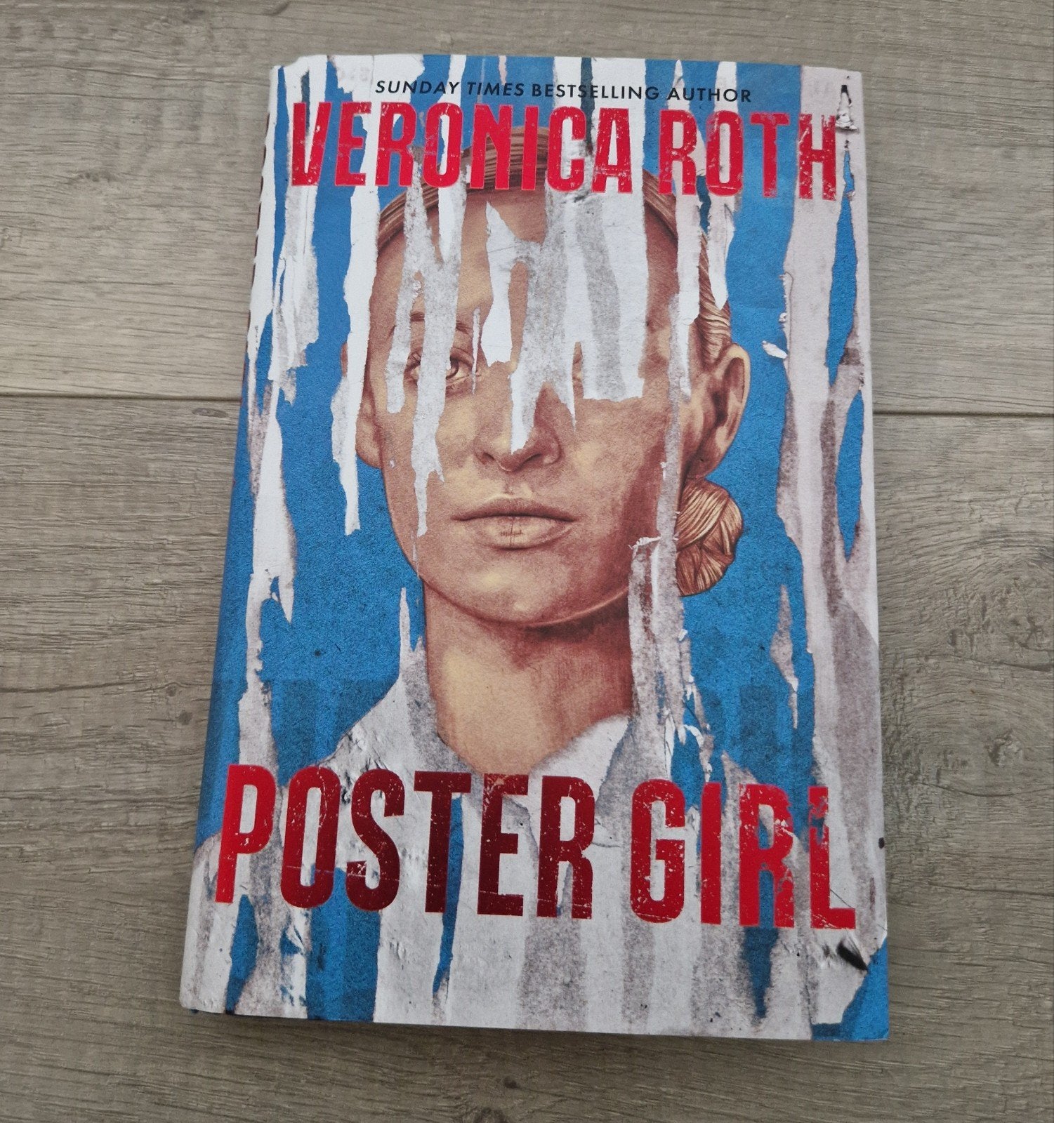 Fairyloot boek poster girl veronica roth engels gesigneerd, Ophalen of Verzenden, Zo goed als nieuw