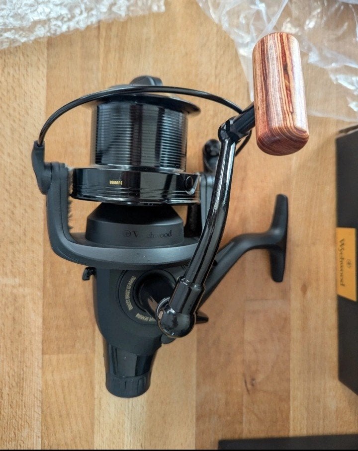 3 x nieuwe Wychwood Riot 8000 FS (baitrunner), Watersport en Boten, Hengelsport | Karpervissen, Ophalen of Verzenden, Nieuw, Molen