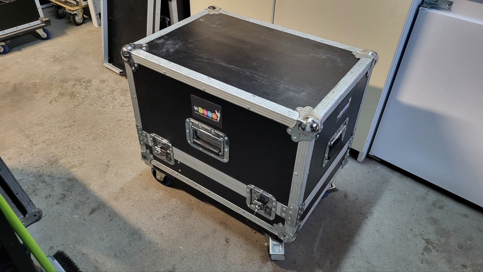 Degelijke flightcase op wielen. Stolp kist 2x tbv M12 monito, Muziek en Instrumenten, Ophalen, Gebruikt, Overige instrumenten