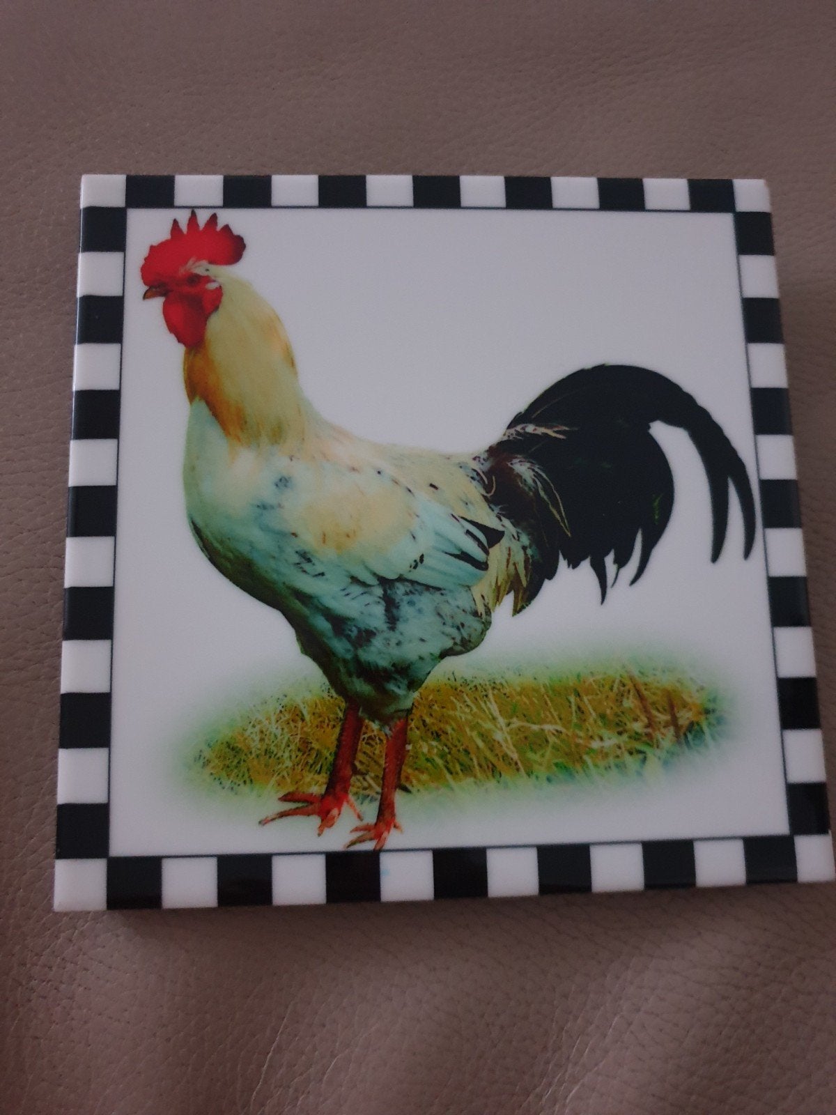 Tegeltje met haan afbeelding en schaakbordrand, Ophalen of Verzenden