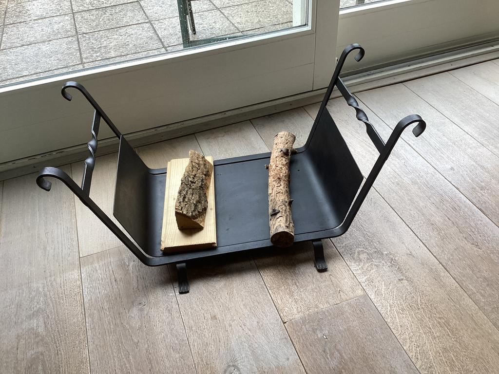 Zwart metalen houtmand /openhaardhoutrek / lectuurbak, Ophalen of Verzenden, Zo goed als nieuw