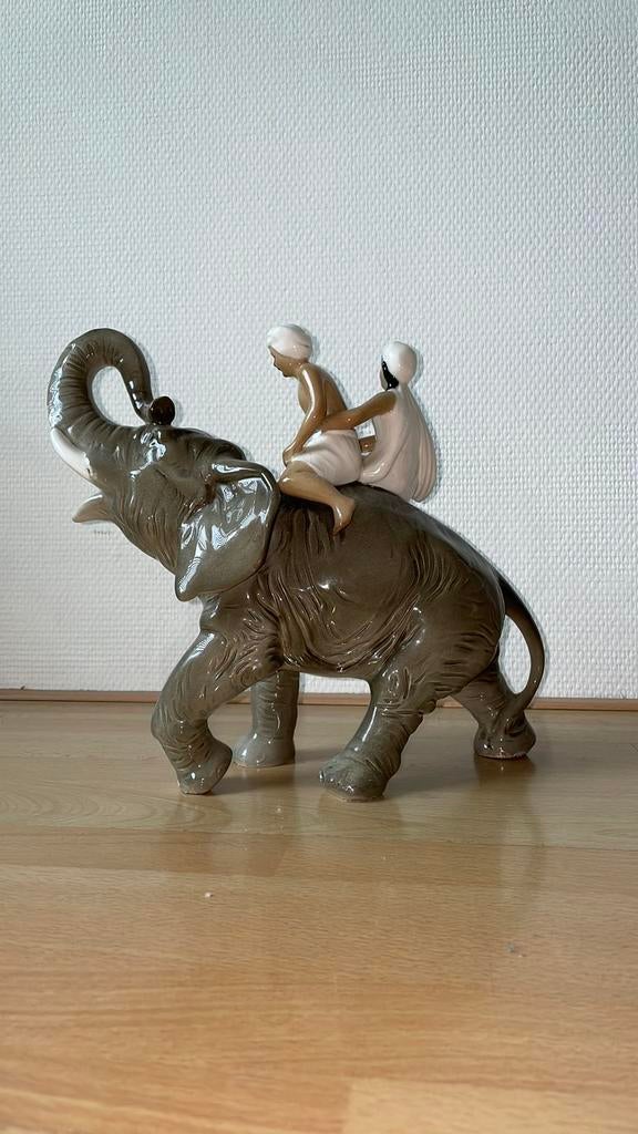 Porseleinen olifant, Antiek en Kunst, Antiek | Porselein, Ophalen of Verzenden