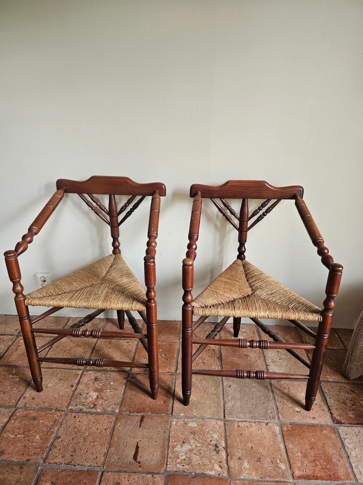 Set van 2 antieke hoekstoelen met biezen zitting, Huis en Inrichting, Stoelen, Ophalen