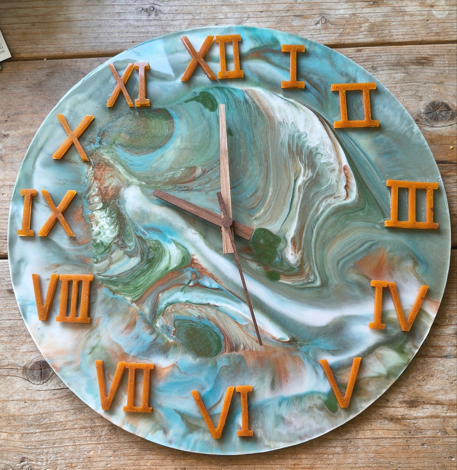 Handgemaakte epoxy wandklok - 27 cm - Patriciaswoodenwaves, Huis en Inrichting, Woonaccessoires | Klokken, Vintage, Nieuw, Ophalen of Verzenden