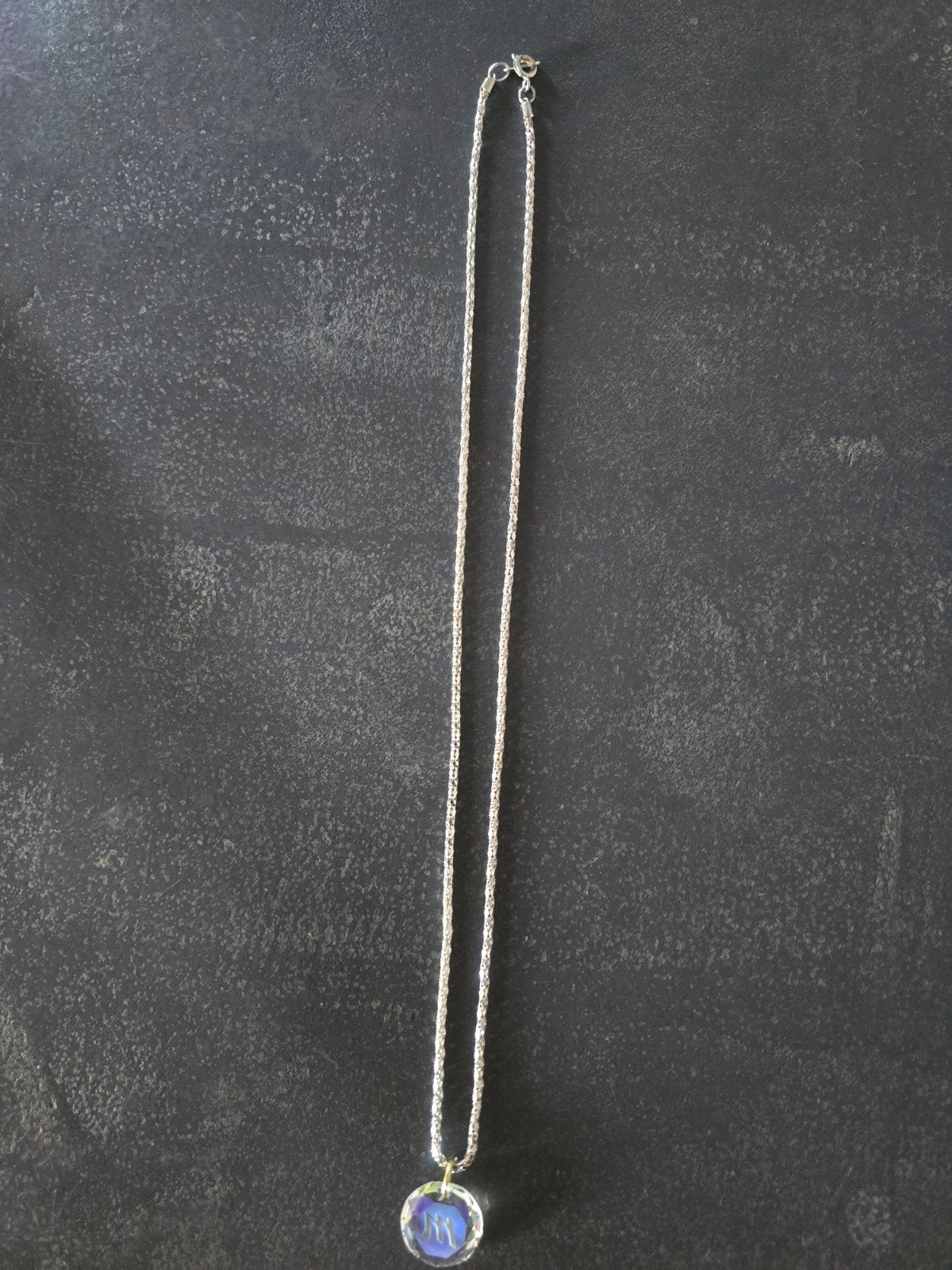 Zilverkleurige ketting met kristallen M-hanger, Overige materialen, Met hanger, Ophalen of Verzenden, Zo goed als nieuw