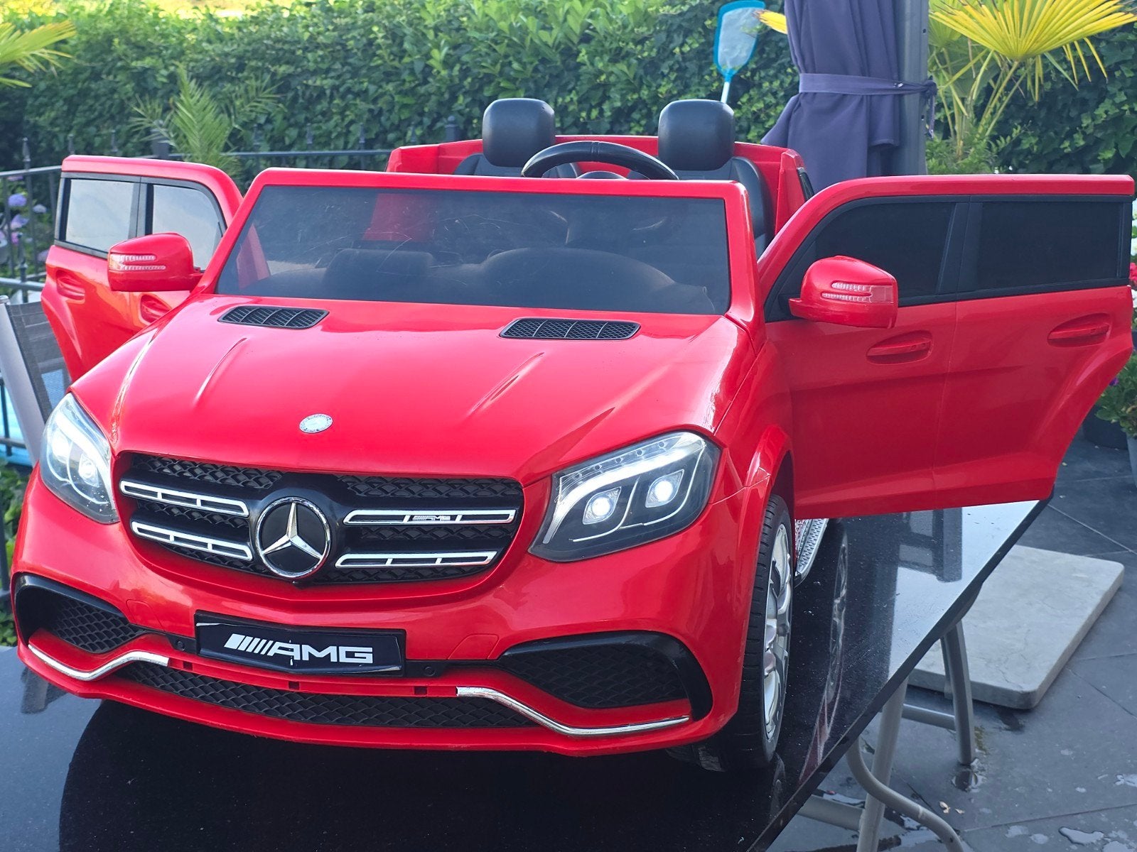 Mercedes-Benz AMG 2 persoons Kinderauto Elektrisch Rood, Ophalen of Verzenden, Zo goed als nieuw