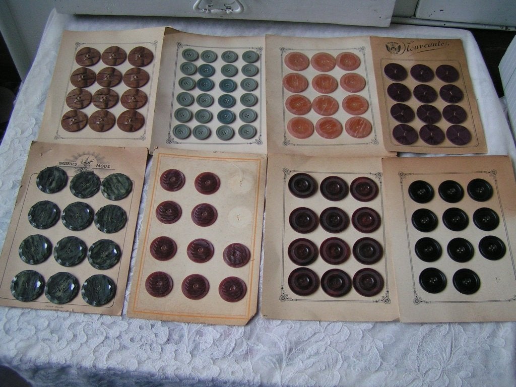 8 bakelieten knopen kaarten nr DD 437, Verzenden, Nieuw, Knoop of Knopen