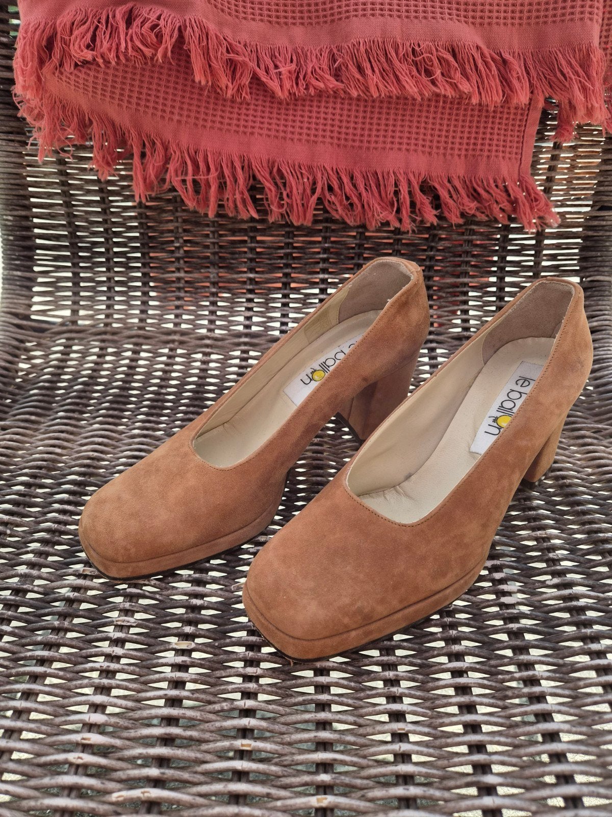 Suede pumps camelkleurig mt 36 zgan, Pumps, Beige, Ophalen of Verzenden, Le Ballon