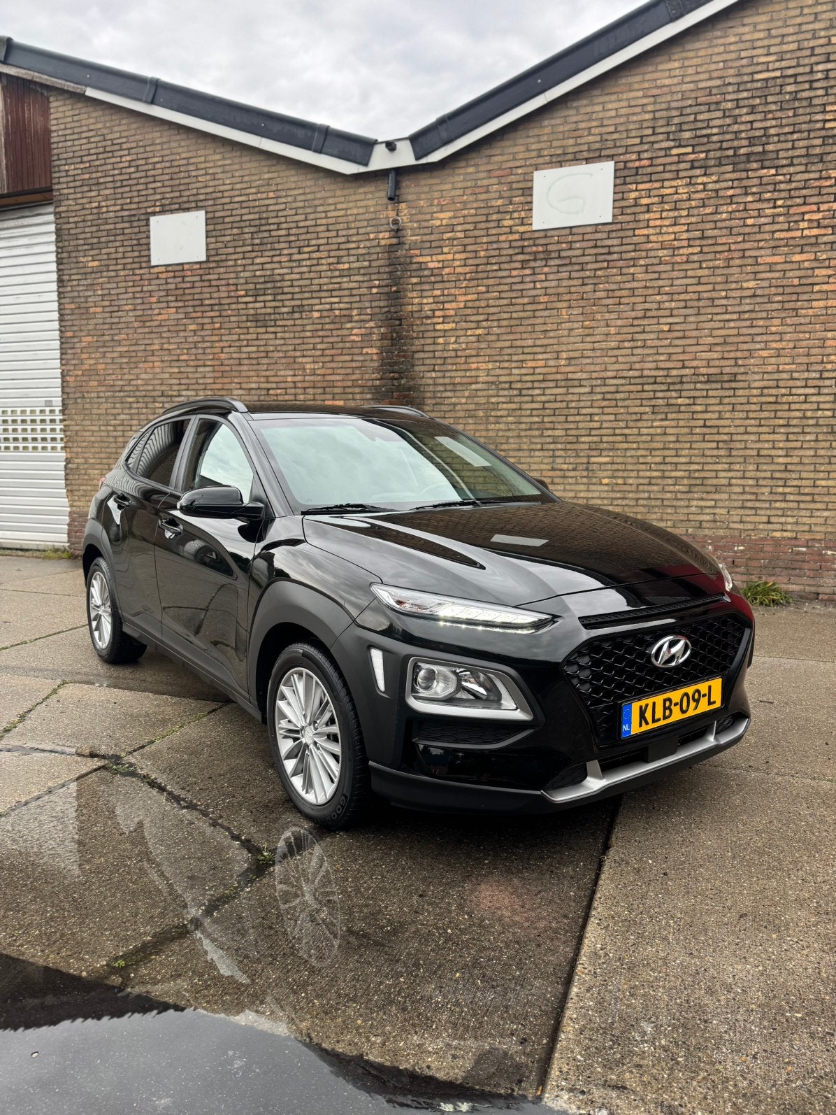 Hyundai Kona 1.6 T-GDI Premium 4WD | 177 PK | Dealer OH, Auto's, Hyundai, Automaat, Stof, 4 cilinders, Zwart