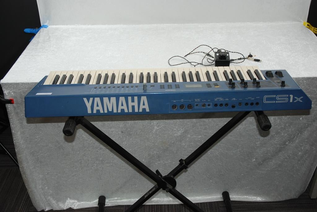 Yamaha CS1 synthesiser met standaard en voeding <25250741>, Muziek en Instrumenten, Instrumenten | Onderdelen, Gebruikt, ., Drums of Percussie