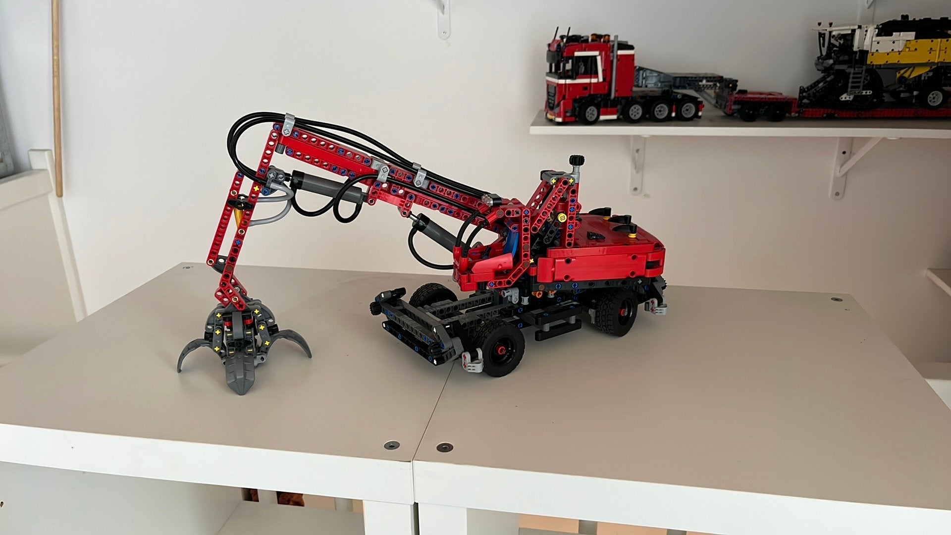 Lego technic 42144, Hobby en Vrije tijd, Ophalen of Verzenden, Zo goed als nieuw, Overige schalen
