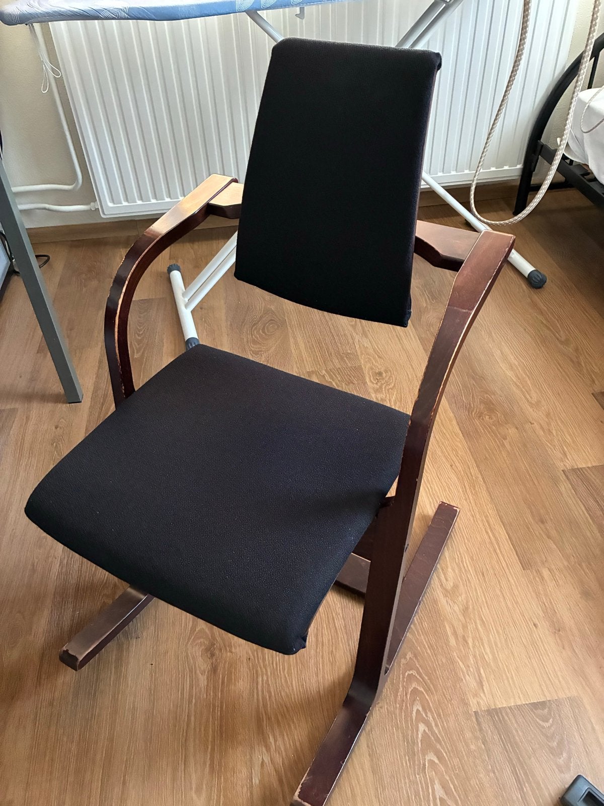 Stokke schommelstoel met houten frame, Huis en Inrichting, Ophalen, Gebruikt, Zwart, Eén