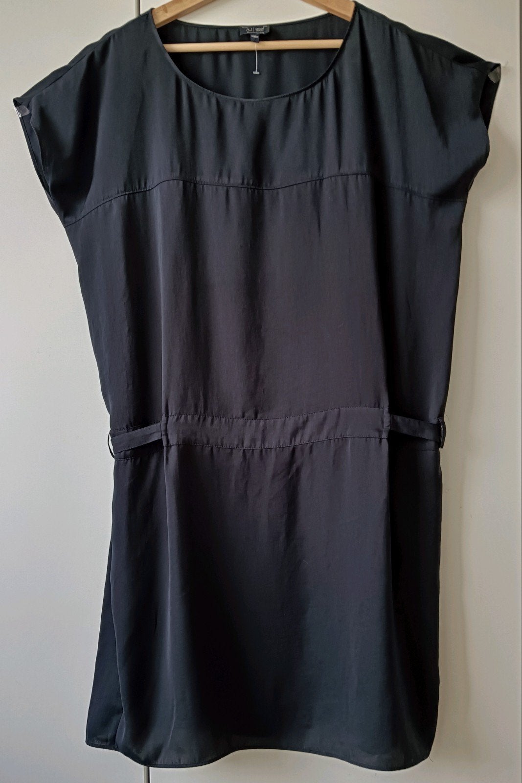 Armani jurk zwart in maat 42 in topstaat, Zwart, Maat 42/44 (L), Ophalen of Verzenden, Zo goed als nieuw