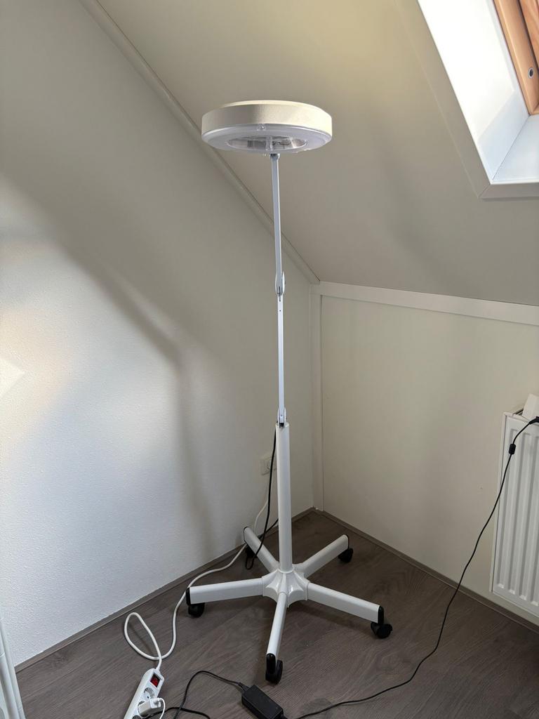 Loeplamp met statief en LED verlichting - 5 DPT - 22W, Ophalen of Verzenden, Zo goed als nieuw, Loeplamp