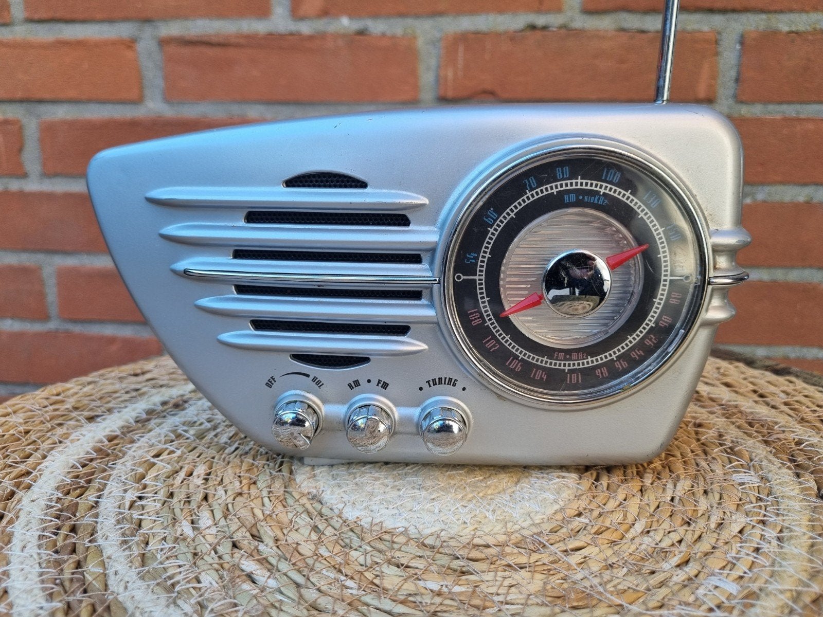 Retro Radio AM/FM - Zilverkleurig, Audio, Tv en Foto, Ophalen of Verzenden, Gebruikt, Radio
