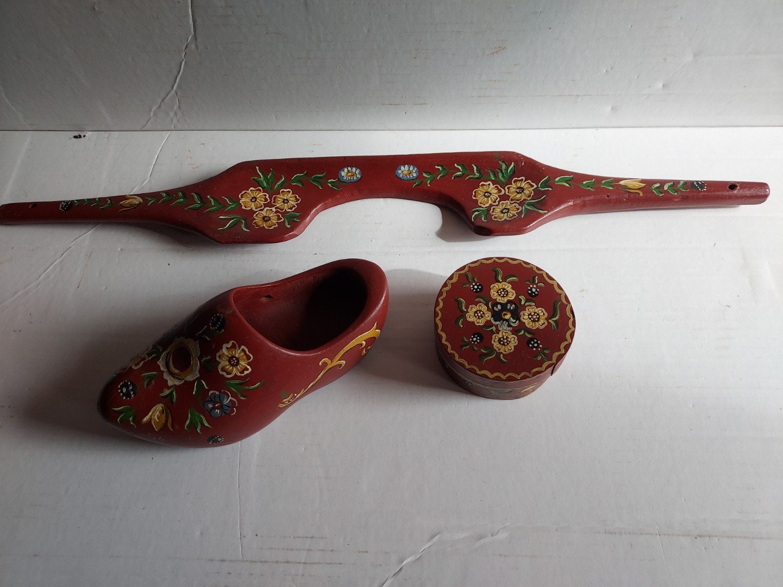 Hinderloper schilderwerk. Klomp, juk en doosjes, Gebruikt, Hout, Meerkleurig, Decoratieobject
