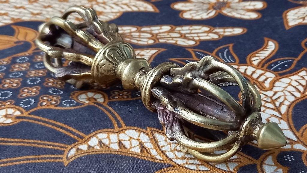 Mooie antieke Oosterse Dorje of Vajra van brons 17,5 cm., Antiek en Kunst, Ophalen of Verzenden, Ritueel object, Handgemaakt, Brons