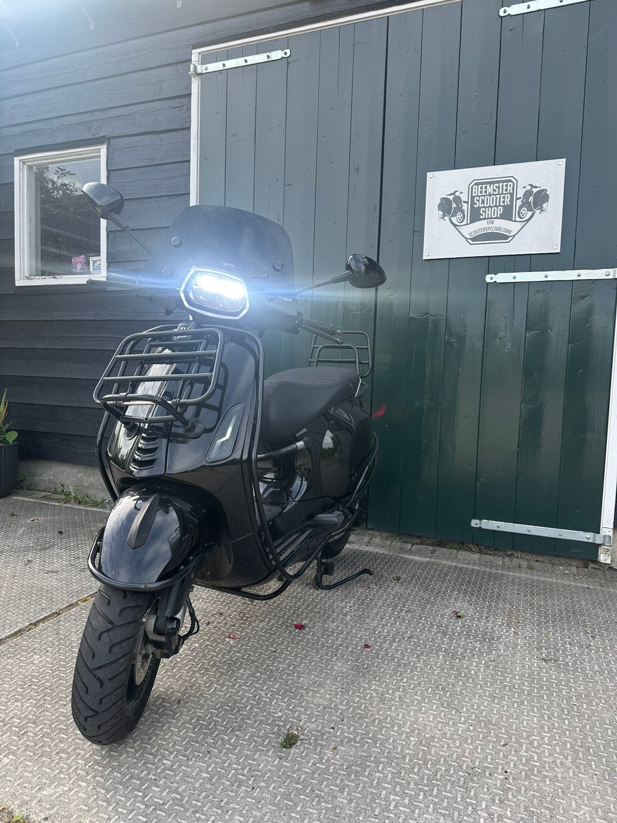 Bomvolle Vespa Sprint Black-on-Black LEVEL10LED, Ophalen, Zo goed als nieuw, Benzine, People S