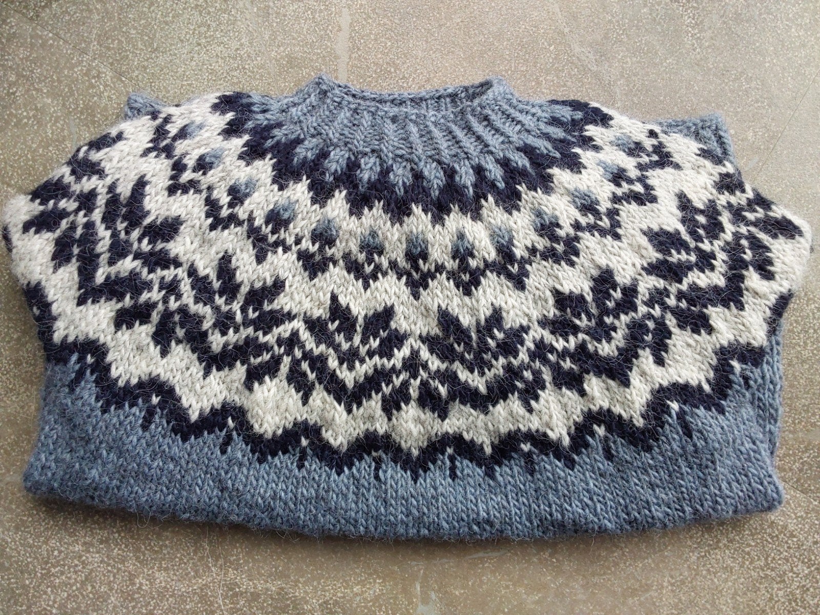 nieuwe handgebreide ijslandse alafoslopi trui m/v, Kleding | Dames, Blauw, Maat 42/44 (L), Nieuw, Ophalen of Verzenden