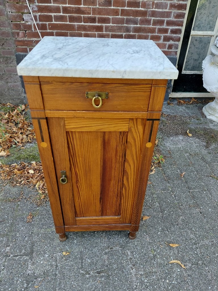 Art Deco grenenhouten nachtkastje, wit marmeren blad., Ophalen