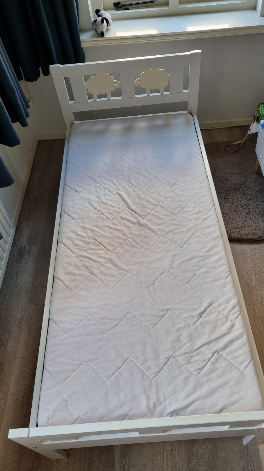 IKEA KRITTER Kleuterbed met schaapjes, lattenbodem en matras, 70 tot 85 cm, 140 tot 160 cm, Zo goed als nieuw, Ophalen