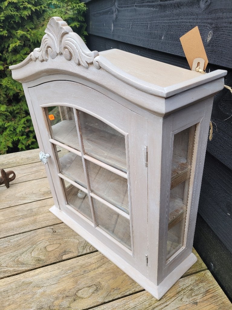 Brocante houten vitrinekastje met kuif 47 x 57 cm, Ophalen