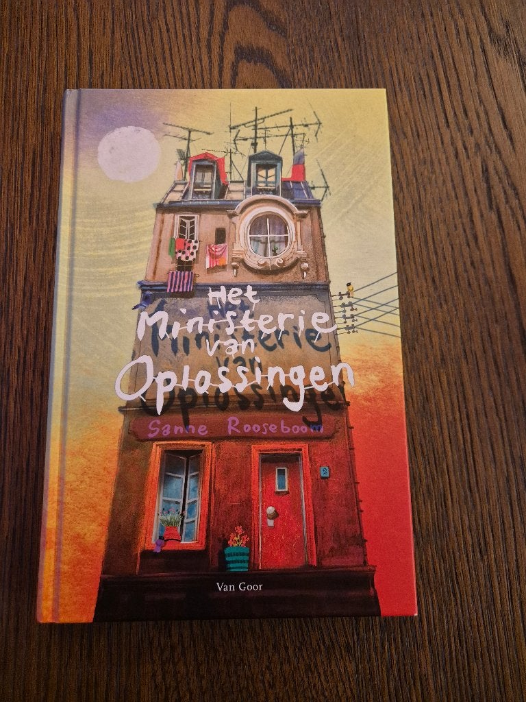 Boek: Het ministerie van oplossingen, Boeken, Sanne Rooseboom, Ophalen of Verzenden, Zo goed als nieuw, Fictie